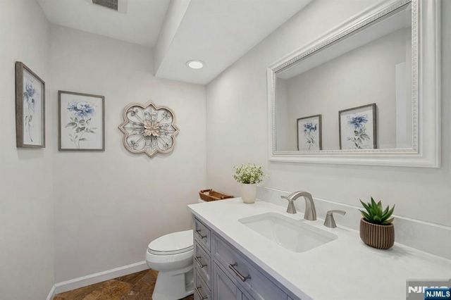 1 Laurel Court, Oakland, NJ 07436