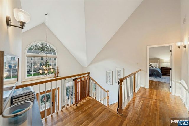 1 Laurel Court, Oakland, NJ 07436