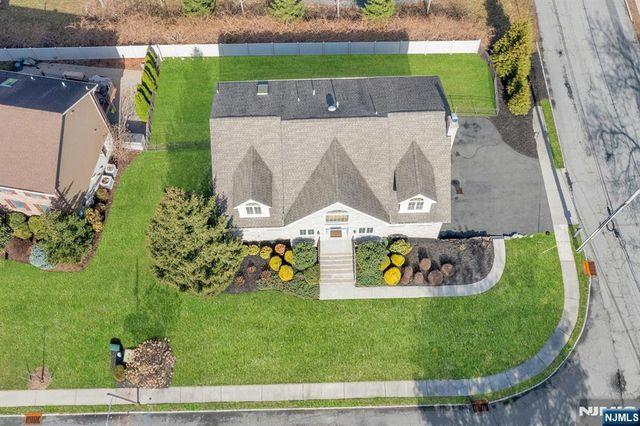 1 Laurel Court, Oakland, NJ 07436