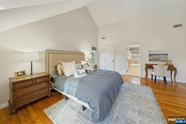 1 Laurel Court, Oakland, NJ 07436