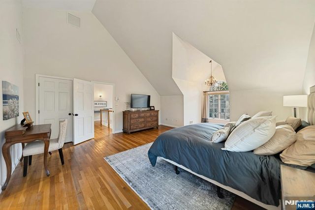 1 Laurel Court, Oakland, NJ 07436