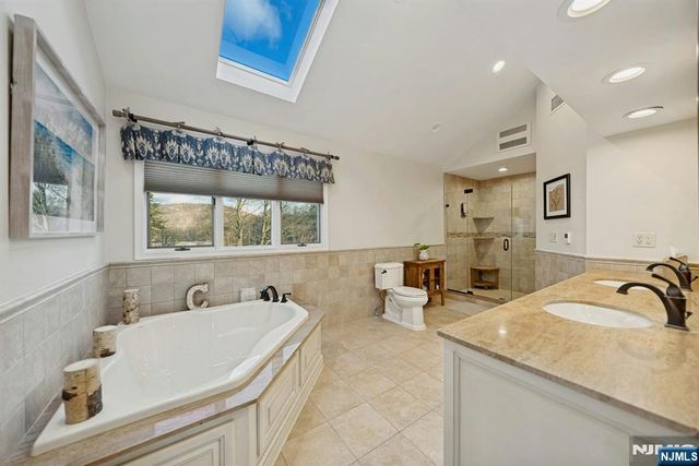 1 Laurel Court, Oakland, NJ 07436