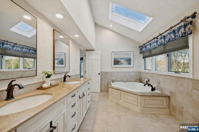1 Laurel Court, Oakland, NJ 07436