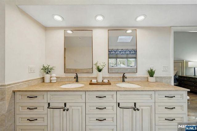 1 Laurel Court, Oakland, NJ 07436