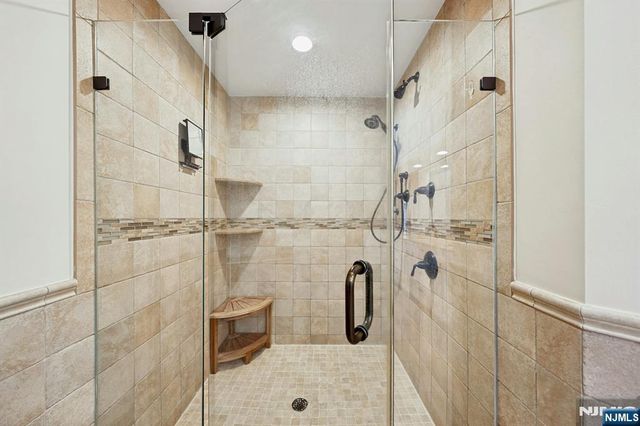 1 Laurel Court, Oakland, NJ 07436