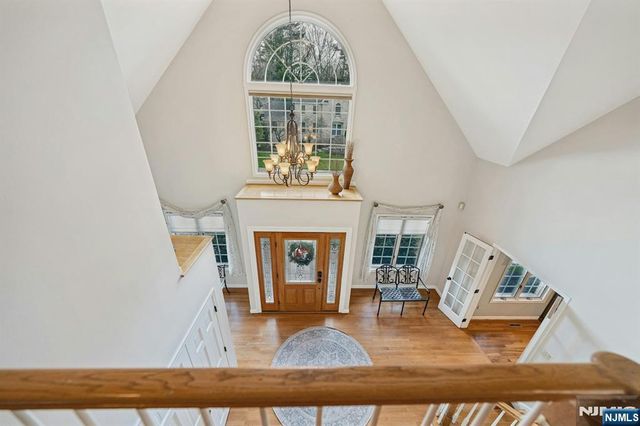 1 Laurel Court, Oakland, NJ 07436