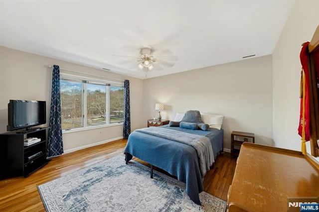 1 Laurel Court, Oakland, NJ 07436