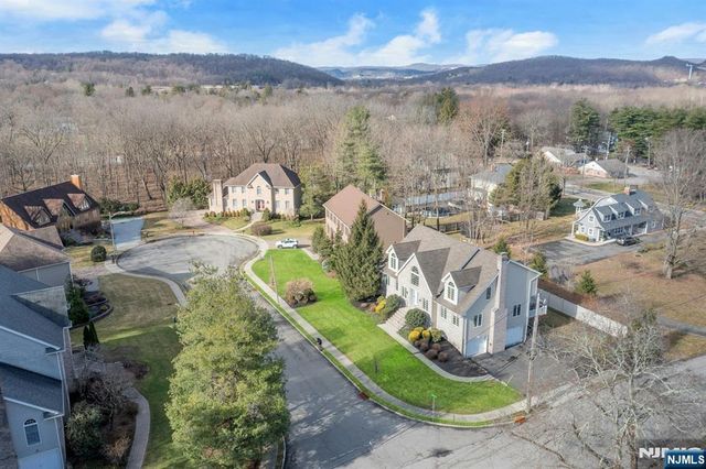 1 Laurel Court, Oakland, NJ 07436
