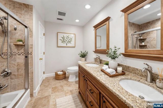1 Laurel Court, Oakland, NJ 07436