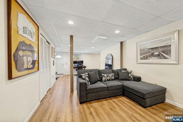 1 Laurel Court, Oakland, NJ 07436