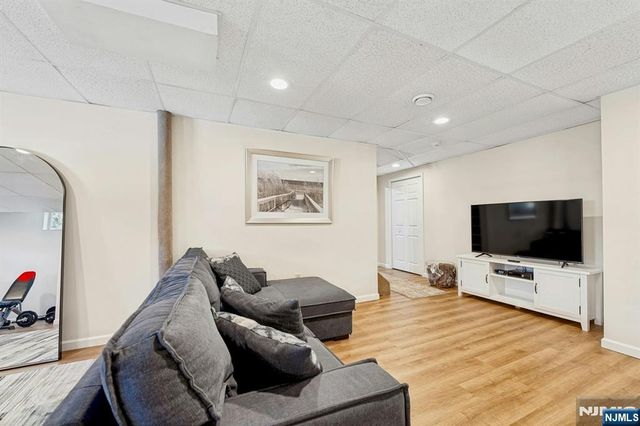 1 Laurel Court, Oakland, NJ 07436
