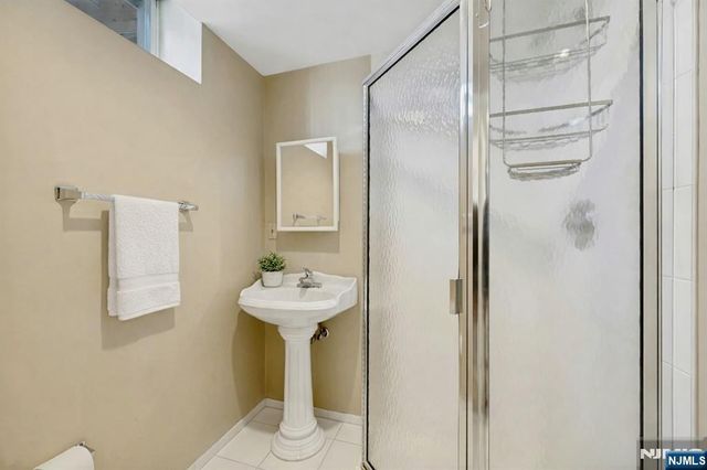 1 Laurel Court, Oakland, NJ 07436