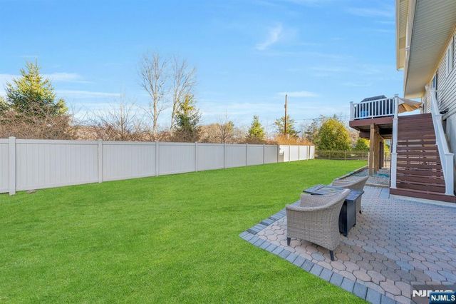 1 Laurel Court, Oakland, NJ 07436
