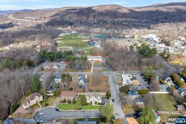 1 Laurel Court, Oakland, NJ 07436