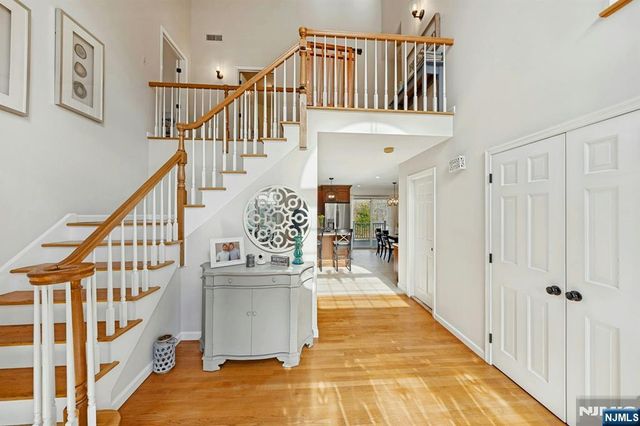 1 Laurel Court, Oakland, NJ 07436