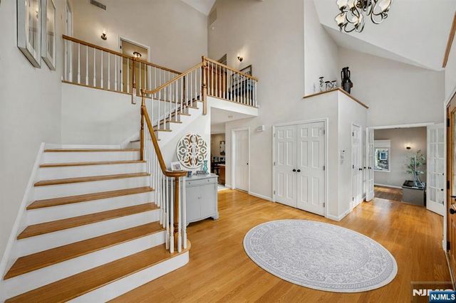 1 Laurel Court, Oakland, NJ 07436