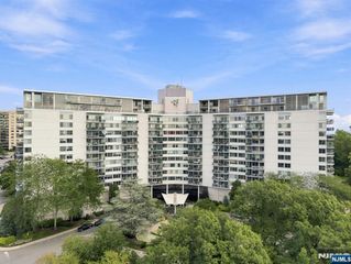 1 Claridge Drive 917, Verona, NJ 07044