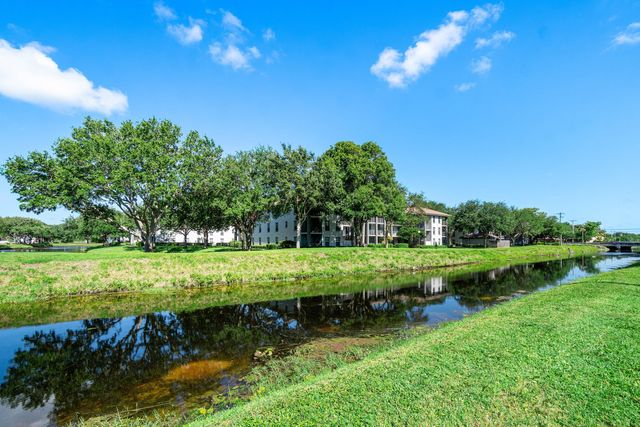 10137 Mangrove Drive 203, Boynton Beach, FL 33437