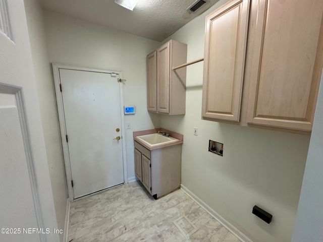 10098 CHESTER LAKE Road E, Jacksonville, FL 32256