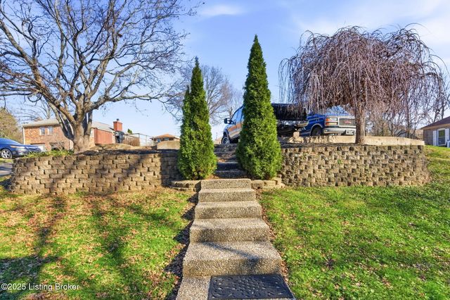 6812 Switch Bark Ct, Louisville, KY 40228