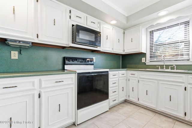 6812 Switch Bark Ct, Louisville, KY 40228