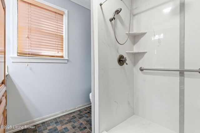 6812 Switch Bark Ct, Louisville, KY 40228