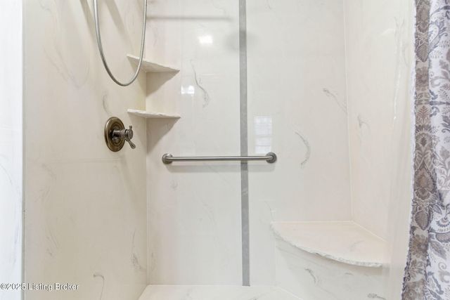 6812 Switch Bark Ct, Louisville, KY 40228