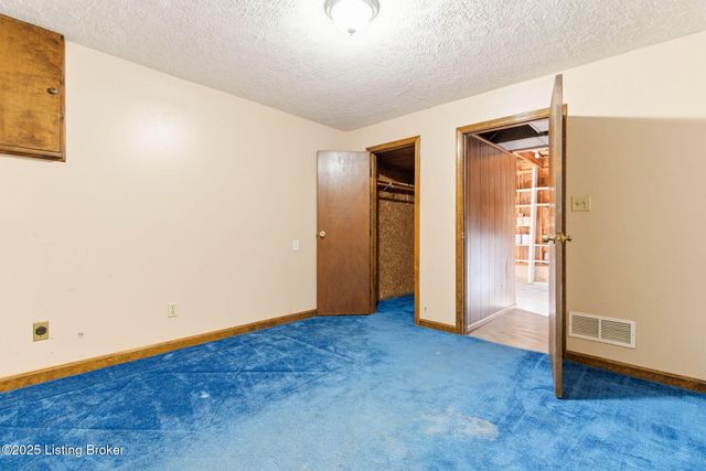 6812 Switch Bark Ct, Louisville, KY 40228