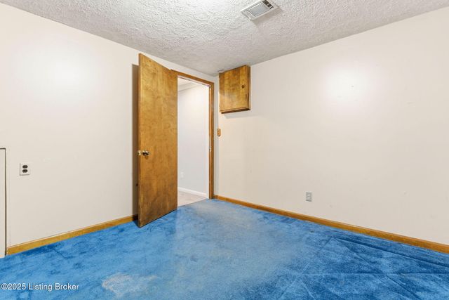 6812 Switch Bark Ct, Louisville, KY 40228