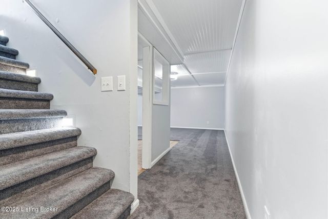 6812 Switch Bark Ct, Louisville, KY 40228