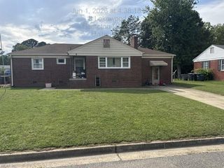 8 Lakewood DR, Hampton, VA 23666