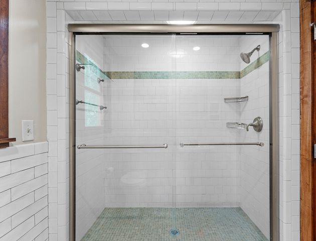 46 Perry Henderson Dr, Framingham, MA 01701