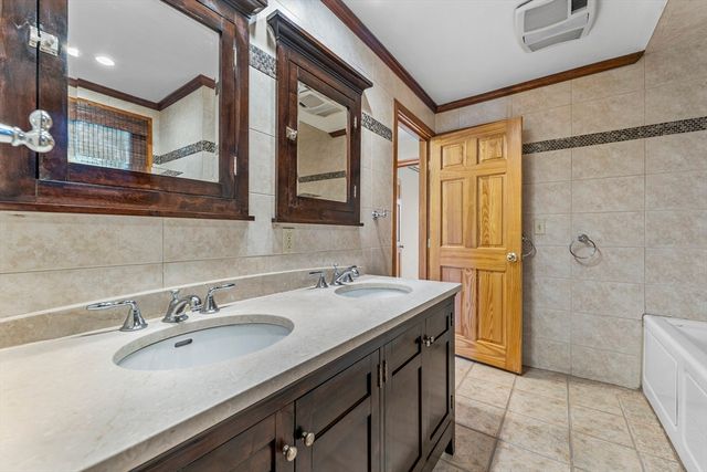 46 Perry Henderson Dr, Framingham, MA 01701