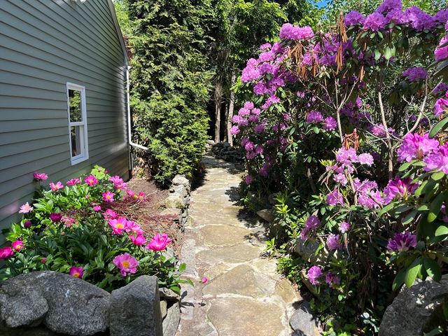 46 Perry Henderson Dr, Framingham, MA 01701