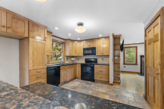 46 Perry Henderson Dr, Framingham, MA 01701