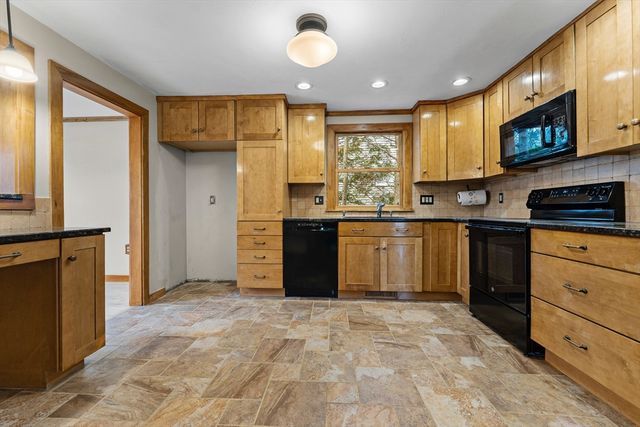 46 Perry Henderson Dr, Framingham, MA 01701