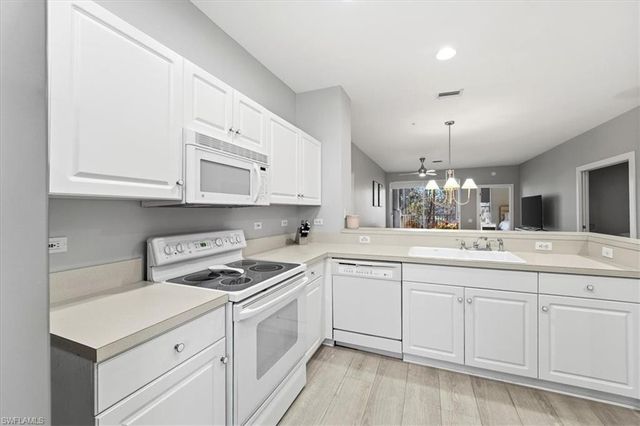 8259 Parkstone PL 202, Naples, FL 34120