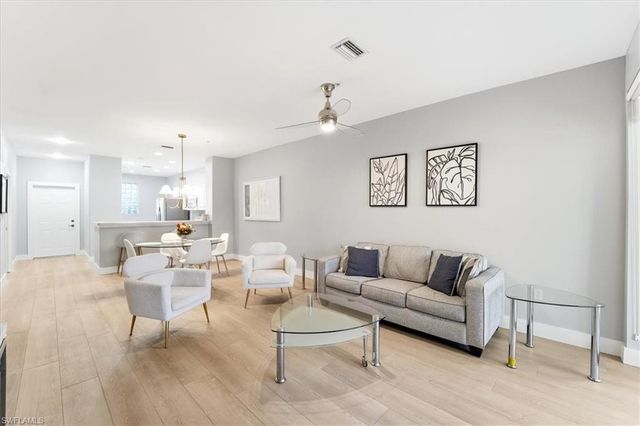 8259 Parkstone PL 202, Naples, FL 34120