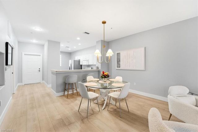 8259 Parkstone PL 202, Naples, FL 34120