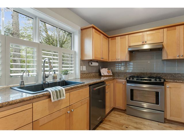 4520 LOWER Dr, Lake Oswego, OR 97035