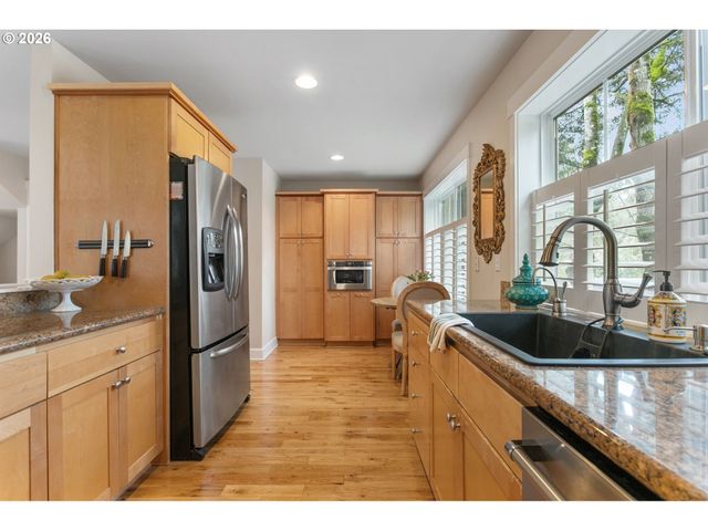 4520 LOWER Dr, Lake Oswego, OR 97035