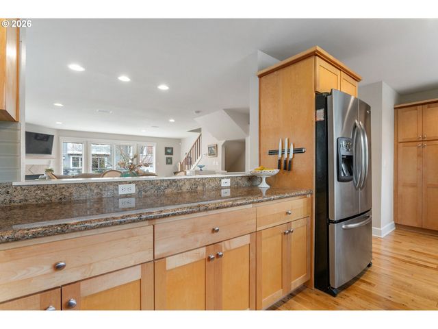 4520 LOWER Dr, Lake Oswego, OR 97035