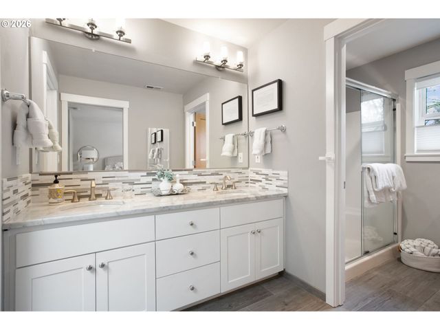 4520 LOWER Dr, Lake Oswego, OR 97035