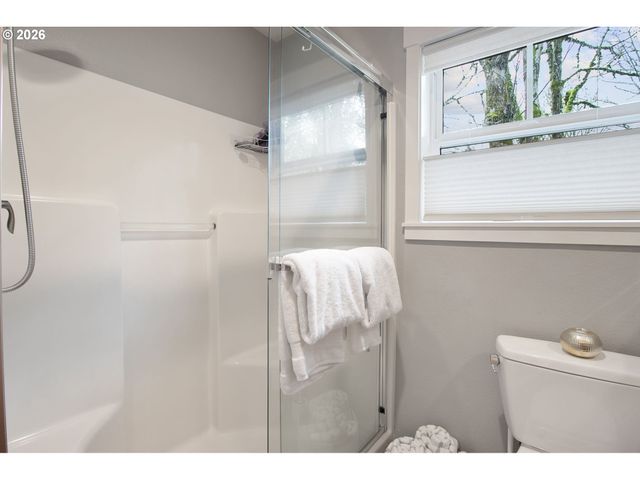 4520 LOWER Dr, Lake Oswego, OR 97035