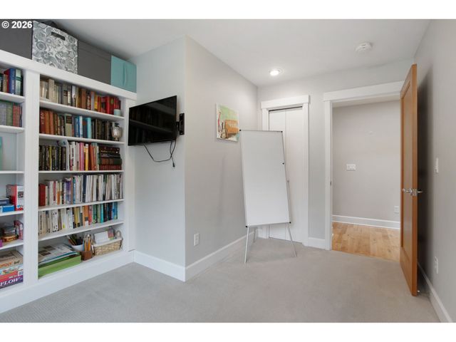 4520 LOWER Dr, Lake Oswego, OR 97035