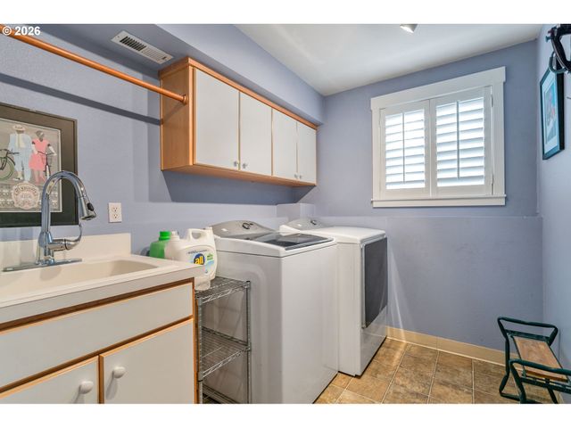 4520 LOWER Dr, Lake Oswego, OR 97035