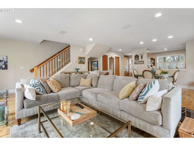 4520 LOWER Dr, Lake Oswego, OR 97035