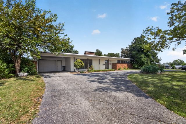 2205 COUNTRY CLUB DR, Columbia, MO 65201