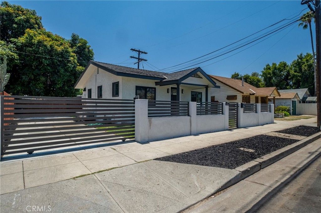Image 2 of property listing at 3516 Mont Clair Street, Los Angeles, CA 90018
