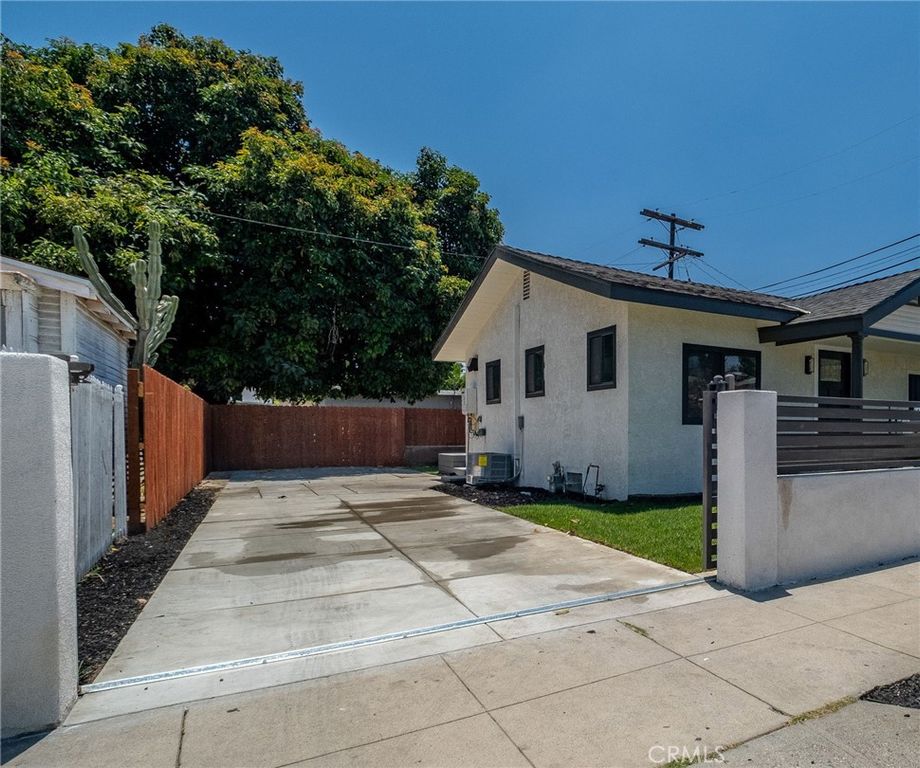 Image 3 of property listing at 3516 Mont Clair Street, Los Angeles, CA 90018